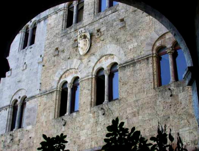 Il palazzo Comunale di Massa Marittima fu costruito nella metà del XIII secolo. Il corpo centrale rappresenta un raro esempio di gotico senese