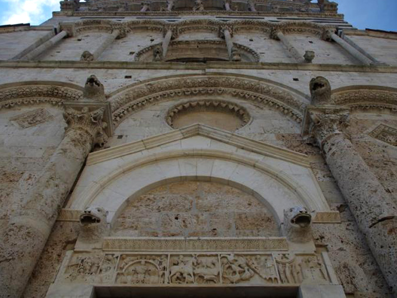 La cattedrale di San Cerbone, ubicata a Massa Marittima, a poca distanza da Follonica, presenta interventi gotici molto interessanti