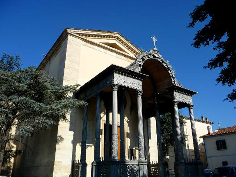 Tra i luoghi storici da vedere a Follonica, la chiesa di San Leopoldo è l'unico edificio religioso della Maremma toscana con le colonne in ghisa