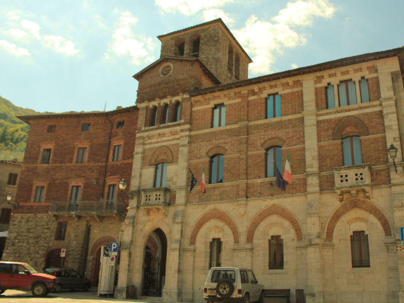 Il palazzo comunale di Montieri, immerso nell'entroterra della Maremma toscana, presenta caratteristiche architettoniche uniche