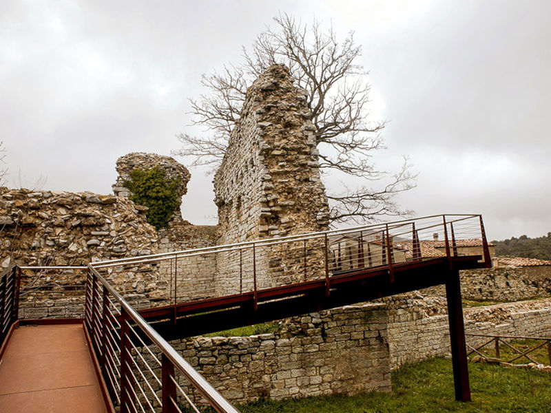 La Rocca degli Alberti a Monterotondo Marittimo, nella Maremma toscana, rappresenta l'identità dell'intero borgo medievale