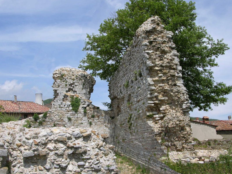 La Rocca degli Alberti a Monterotondo Marittimo, nella Maremma toscana, rappresenta l'identità dell'intero borgo medievale