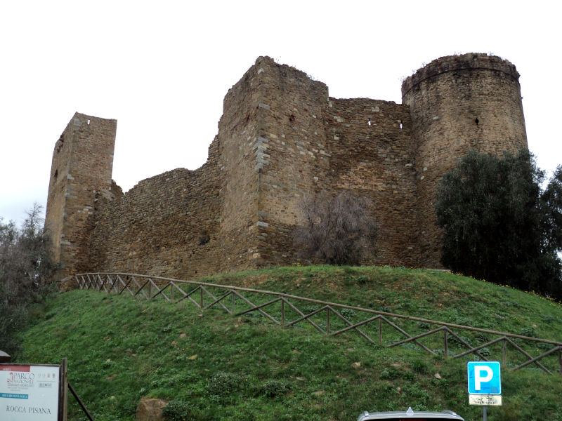 La Rocca Pisana di Scarlino, ad appena 20 minuti da Follonica, è forse una delle fortificazioni più iconiche del Medioevo nella Maremma toscana.